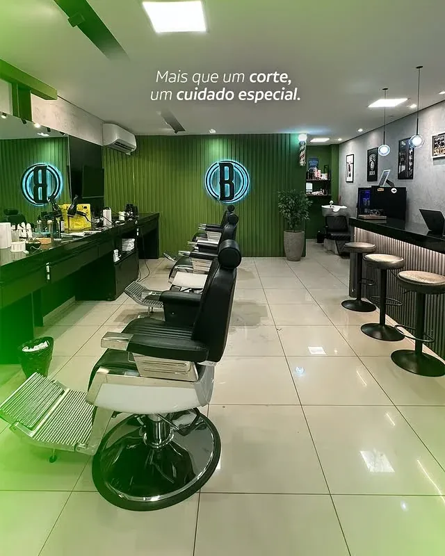 Detalhe da decoração e iluminação do salão